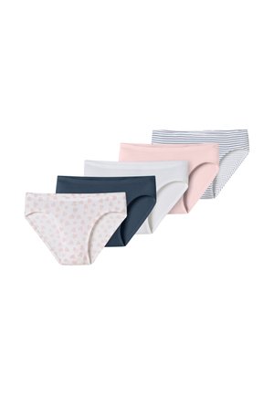 Fünf Paar Damenunterwäsche: rosa mit Herzen, marineblau, weiß, hellrosa und blau gestreift. Aus weichem Stoff, alle im klassischen Schnitt.