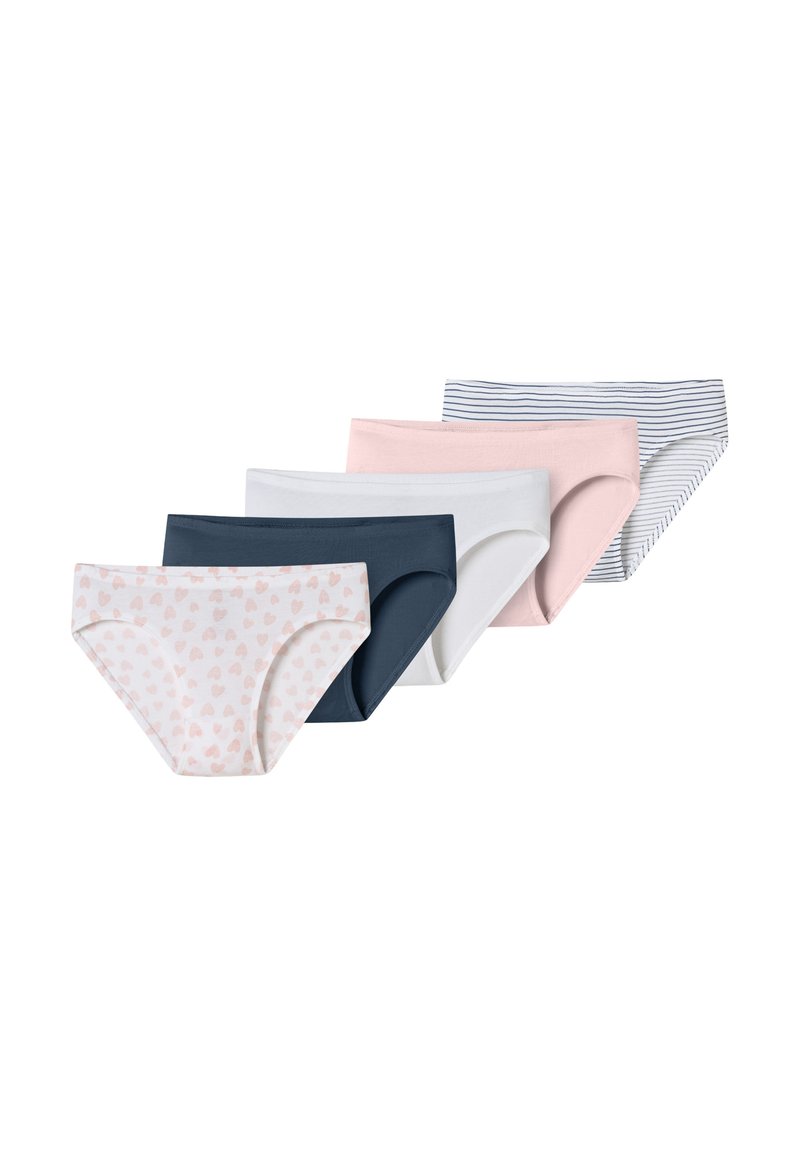Fünf Paar Damenunterwäsche: rosa mit Herzen, marineblau, weiß, hellrosa und blau gestreift. Aus weichem Stoff, alle im klassischen Schnitt.