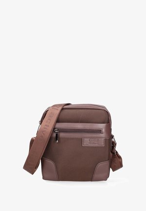 Sac bandoulière marron texturé avec poche avant zippée, sangle de marque ajustable et coins en similicuir sur fond blanc.