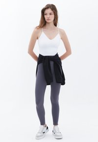 OXXO V-NECK SEAMLESS CROP - Top - white