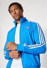 adidas Originals REAL MADRID ICON TRACK TOP - Klubové oblečení - bluebird/white