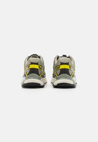 Salomon Sportstyle XT PATHWAY 2 UNISEX - Sportcipő - seagrass/black/blazing yellow