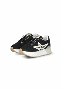 Zapatillas en blanco y negro con parte superior texturizada, detalle dorado en la lengüeta y suela gruesa blanca con fondo de goma marrón.
