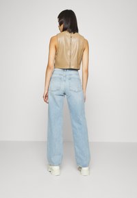 Gina Tricot Petite 90S LOW WAIST - Calças de ganga de corte relaxado - light blue