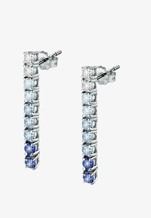 Boucles d'oreilles en argent présentant un design décalé de gemmes bleu clair, bleues et transparentes disposées en ligne verticale.