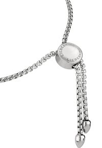 Zilveren ketting met een ronde schakel waarbij een sluiting is gegraveerd met "LIEBESKIND" en twee langwerpige kettingstrengen met spitse uiteinden.