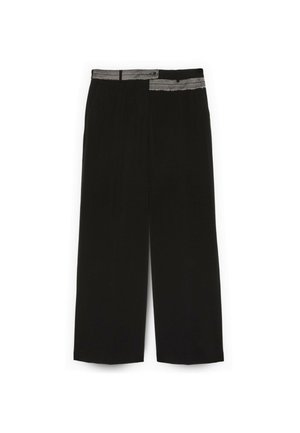 Zwarte culottes met een wijde pijpenontwerp, voorzien van een gestructureerde grijze tailleband en een sluiting aan de voorkant met een knoop en rits.