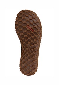 Suela de goma con un patrón hexagonal, color marrón, y etiqueta "Quantum Grip" en naranja. Claramente marcado "Merrell" para la identificación de la marca.