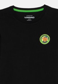 Zwarte katoenen T-shirt met een ronde halslijn en groene accenten. Beschikt over een kleurrijke ronde print van een cartoonfiguur met de tekst "Skater Club."