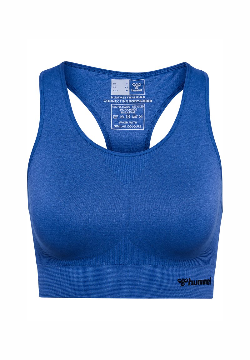 Sujeción deportiva azul con una textura suave, tirantes anchos y un diseño de espalda nadadora. Presenta un logo en la esquina inferior izquierda y una etiqueta de cuidado en el interior.