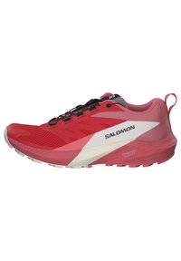 Chaussure de course Salomon rouge et rose avec semelle intermédiaire blanche, système de laçage rapide noir, marquage visible et semelle texturée pour une bonne adhérence.