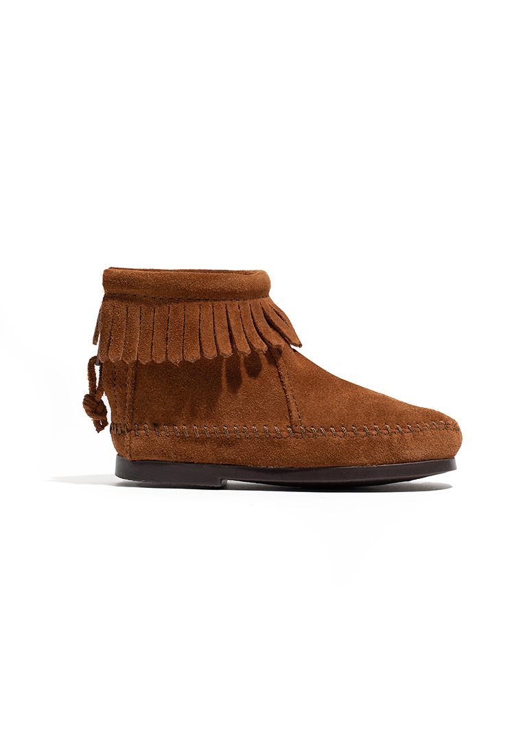 Botas de ante marrón hasta el tobillo con un cuello de flecos, costuras decorativas a lo largo de las costuras y una suela plana.