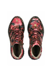 Mnohobarevné tenisky s květinovým vzorem, textilní svršek, kulaté tkaničky a robustní černou gumovou podrážku.