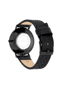 Zwarte roestvrijstalen horloge met een gestructureerde zwarte leren band. Heeft een gladde ronde kast en een gegraveerde achterkant. Waterdicht ontwerp tot 18 mm.