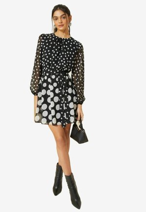 Friends Like These TIERED BELTED MINI REGULAR FIT - Denní šaty - black spot