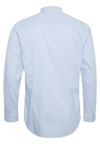 Chemise habillée homme à manches longues, à rayures verticales bleu clair et blanc, vue de dos avec poignets boutonnés et col standard.