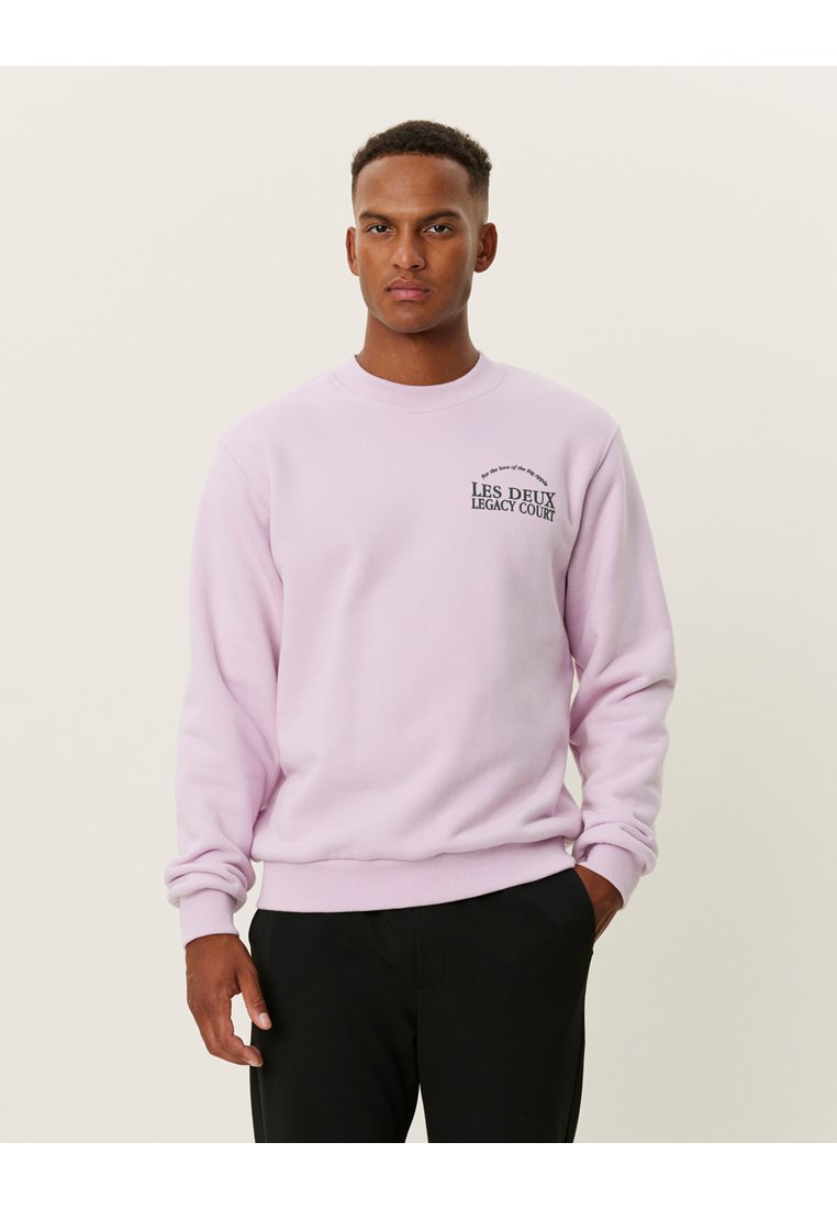 Ανοιχτό μωβ φούτερ με στρογγυλή λαιμόκοψη, ραμμένες μανσέτες και στρίφωμα. Διαθέτει το μαύρο λογότυπο "Les Deux Legacy Court" στο σ τήθος.