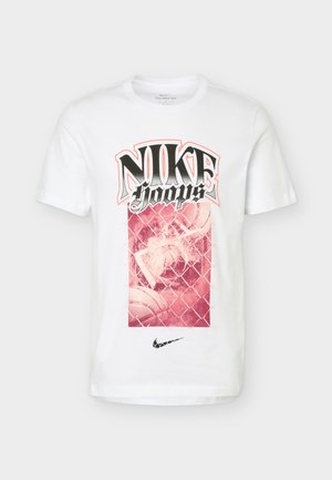 Balta Nike T-krekla ar tekstu "NIKE hoops" virs sarkanas basketbola tīkla grafikas un zemāk melns Nike swoosh logotips.