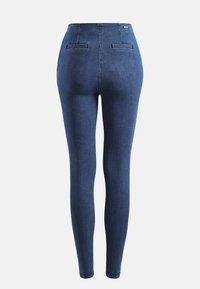 Denim leggings hebben een hoge taille en een skinny fit, met twee achterzakken en een gladde, gestructureerde oppervlakte in een diepe blauwe kleur.