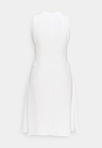 Bílé bezrukávové šaty s přiléhavým korzetem a rozšířenou sukní. Hladká tkanina, jemné švy a skrytý zadní zip.