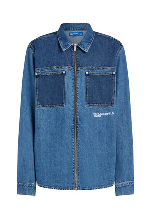 Jeansjacke in mittlerem Blau mit kontrastierendem, dunklerem blauem Brustpanel, ausgestattet mit zwei Fronttaschen, einem Reißverschluss und dem "Karl Lagerfeld Jeans"-Logo.