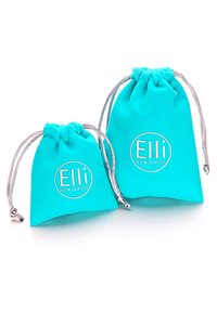 Turkos smyckespåsar, en stor och en liten, med silverfärgade dragsnören och präglad "Elli"-logotyp på framsidan.