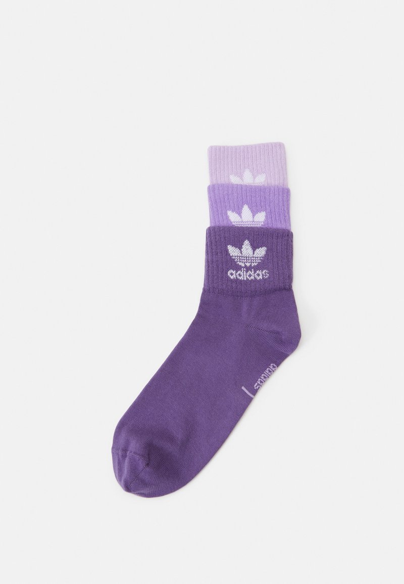 Trei perechi de șosete mov cu manșete ridicate. Prezintă logo-ul alb Adidas și design cu frunze pe perechea superioară. Material moale, înălțime până la gleznă.
