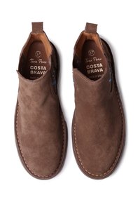Botines de ante marrón con paneles laterales elásticos, una suela cosida y un patrón interior. Talla 37, etiquetados "Toni Pons Costa Brava."