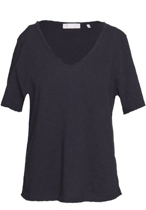 T-shirt bleu marine foncé à manches courtes avec col en V, coutures visibles et étiquette en tissu au niveau du col.