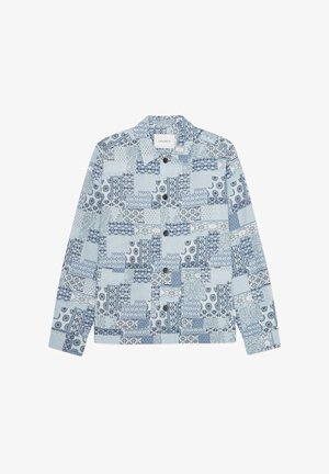 Chemise bleu clair à boutons avec manches longues présentant un motif patchwork de différents dessins géométriques et floraux bleus et blancs.