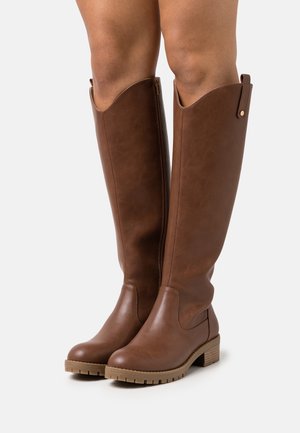 Brązowe kozaki do kolan wykonane z syntetycznej skóry. Okrągły czubek, blokowy obcas, zamek błyskawiczny z boku oraz faliste krawędzie z metalowymi detalami.