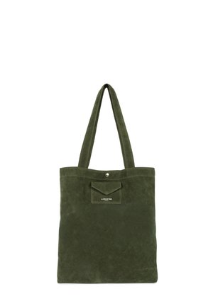 Sac fourre-tout en daim vert avec deux longues poignées, poche avant avec fermoir à bouton-pression et logo en relief. Design plat avec une texture douce.