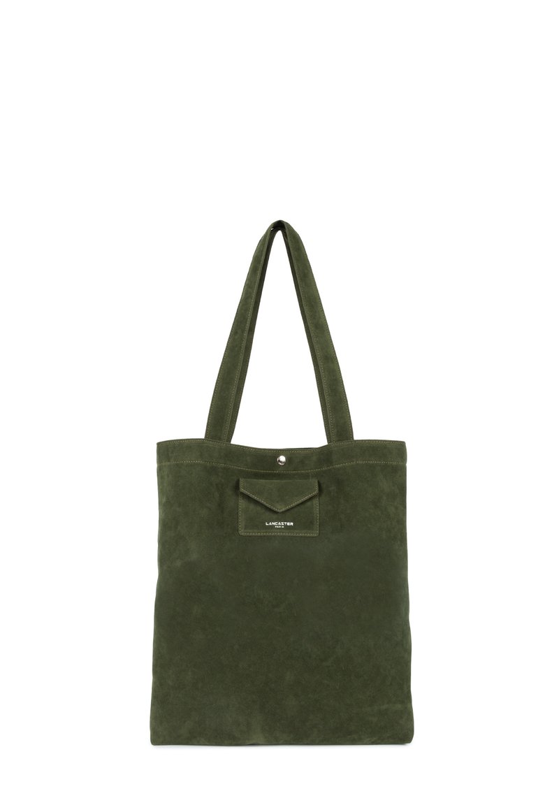 Borsa a spalla in suede verde con due lunghe maniglie, tasca frontale con chiusura a pressione e logo impresso. Design piatto con texture morbida.
