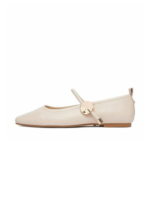 Beige platte balletschoen met spitse neus, dunriempje bovenop vastgemaakt met een grote gouden ronde gesp en lage beige zool.