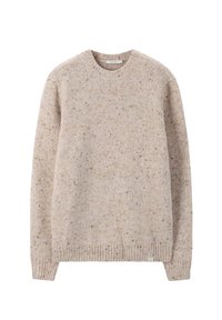 Beige gestrickter Pullover mit Rundhalsausschnitt aus melierter Wolle, mit gerippten Bündchen und Saum, präsentiert auf einem weißen Hintergrund.
