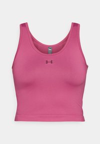 Ružičasti sportski crop top od rastezljivog materijala, s okruglim izrezom i malim logotipom sprijeda, glatke teksture, uskog kroja.