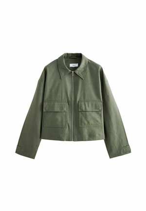 Veste courte vert olive avec fermeture éclair sur le devant, deux grandes poches à rabat, manches longues et col large.