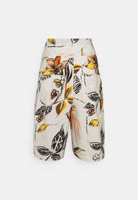 Shorts con estampado floral en tejido ligero, con acentos en naranja, amarillo y negro. Ajuste relajado con bolsillos laterales y cinturilla de altura media.