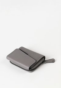 Portafoglio in pelle grigia con chiusura con cerniera, tasca esterna per carte, finitura testurizzata e dettaglio della cerniera nera. Design compatto e rettangolare.