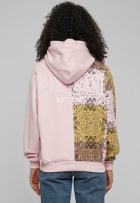 Karl Kani - SMALL SIGNATURE BLOCK OS  - Hoodie - light rose multicolor Thumbnail Image 1