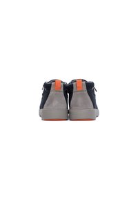 Sneakers alti da uomo, realizzati in suede nero e pelle grigia, con accenti arancioni sul tallone e sulla linguetta, e suola in gomma grigia.