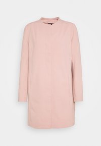 Abrigo rosa con un diseño minimalista, que presenta un cuello mao, mangas largas y corte recto. Textura suave, sin cierres o patrones visibles.