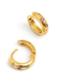 Boucles d'oreilles en or en forme de boucle avec des accents étoilés colorés en rose, vert et bleu. Surface lisse et design de fermeture à charnière sécurisée.