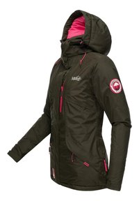 Olivgrön utomhusjacka med en rosa insida, som har huva, flera dragkedjefickor och kontrasterande rosa detaljer på dragkedjor och logotyp.