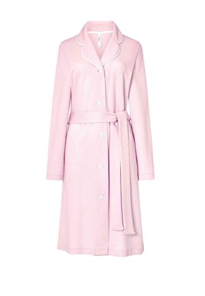 Bata de baño de color rosa claro, hecha de una tela suave y texturizada con un patrón de espiga. Cuenta con un cuello de chal, cierre de botones y cinturón a juego.