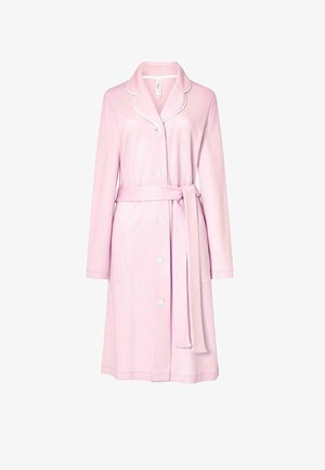 Bata de baño de color rosa claro, hecha de una tela suave y texturizada con un patrón de espiga. Cuenta con un cuello de chal, cierre de botones y cinturón a juego.