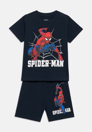 Kinder marineblauwe tweedelige set met Spider-Man afbeeldingen en wit webdesign op shirt en korte broek.