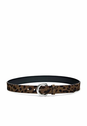 Ceinture imprimé léopard marron et noir avec boucle ovale argentée et plusieurs trous de réglage sur un fond blanc uni.