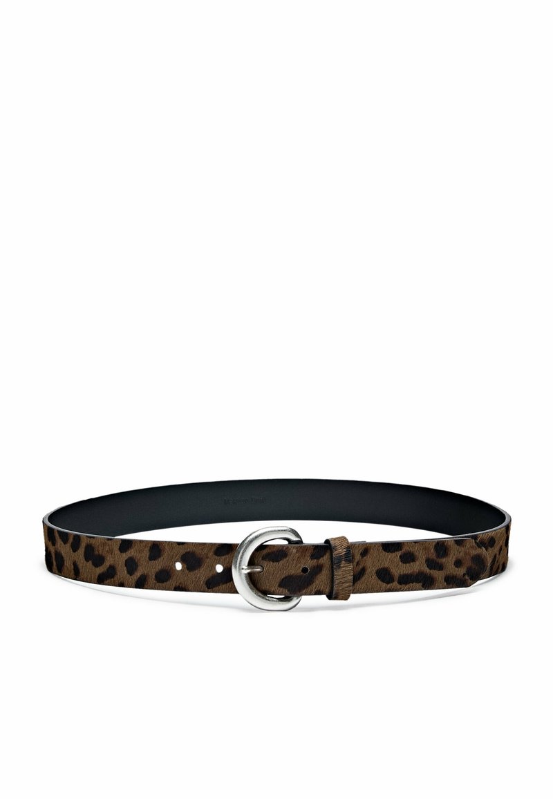 Ceinture imprimé léopard marron et noir avec boucle ovale argentée et plusieurs trous de réglage sur un fond blanc uni.