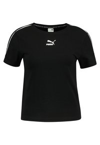 Camiseta de algodón negra de manga corta, con acentos a rayas blancas en los hombros y un logo de Puma blanco en el pecho. Textura suave.